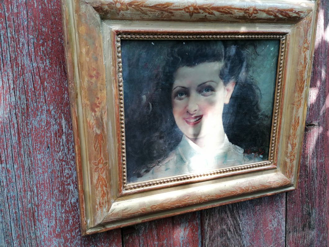 Jolie portrait de femme, peinture à l'huile sur panneau de chêne, signature à identifier. Travail début XXème