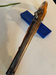 Vers 1850 , Anton Burckhardt à Weimar Saxe armurier.  Pistolet à percussion de précision richement décoré . Poignée clous argent .