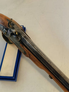 Vers 1850 , Anton Burckhardt à Weimar Saxe armurier.  Pistolet à percussion de précision richement décoré . Poignée clous argent .