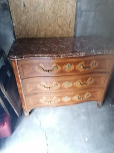 Louis XIV belle commode de style avec marqueterie et dessus marbre