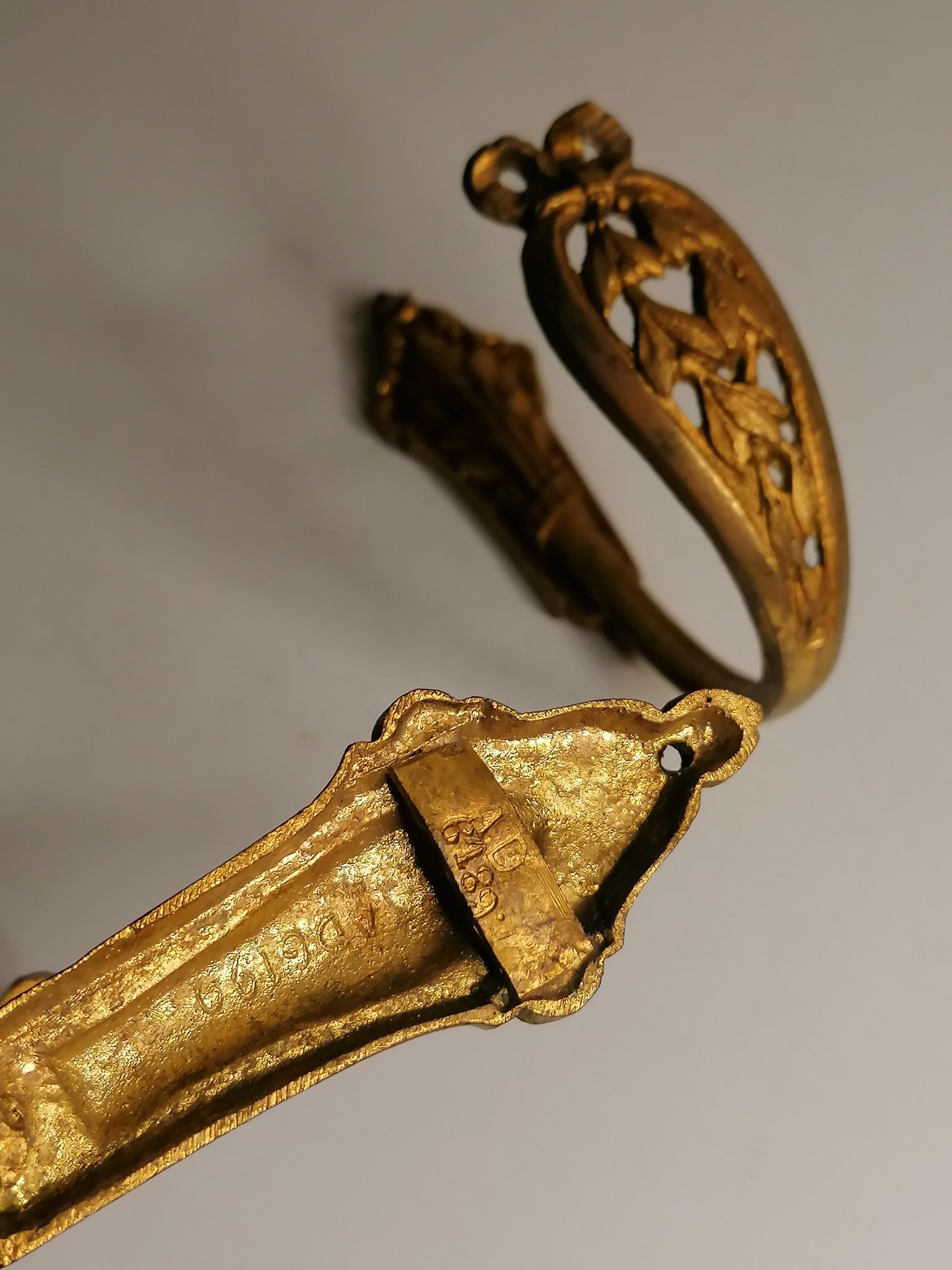 Paire de d'embrasse de rideau en bronze doré style Louis XVI. – Salle des  Ventes La Découverte