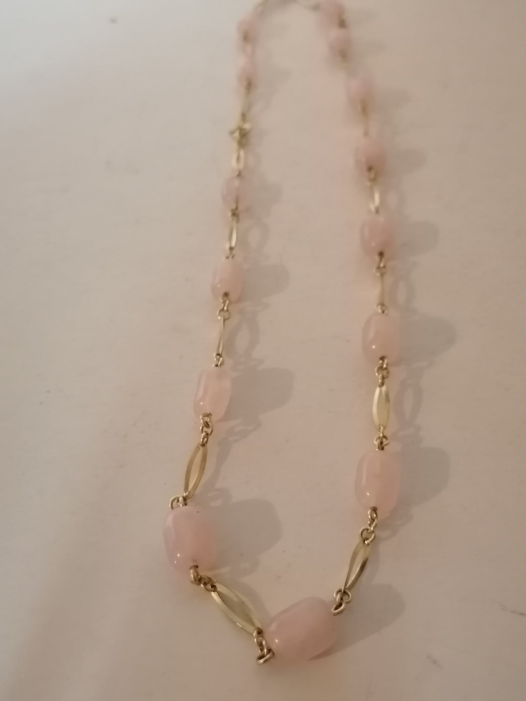 Collier quartz rose et métal doré.