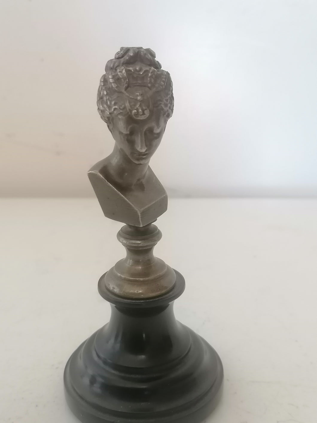 Buste de Diane en bronze, fin XIXe. Sur socle en marbre. 