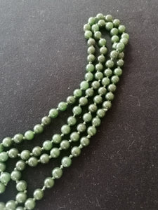 Collier en perles de jade foncé