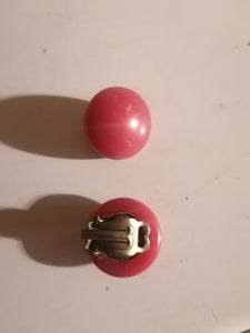 Paire de clip d'oreille vintage en plastique couleur framboise. 1960-1970