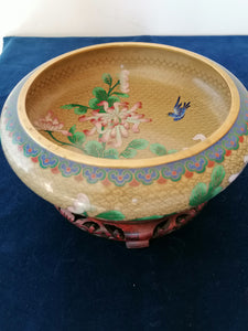 Grande coupe cloisonné Chinois richement décoré, avec son socle en bois d'origine. Travail XXème de très belle qualité. Parfait état 