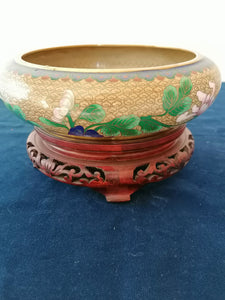 Grande coupe cloisonné Chinois richement décoré, avec son socle en bois d'origine. Travail XXème de très belle qualité. Parfait état 