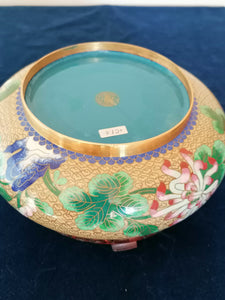 Grande coupe cloisonné Chinois richement décoré, avec son socle en bois d'origine. Travail XXème de très belle qualité. Parfait état 