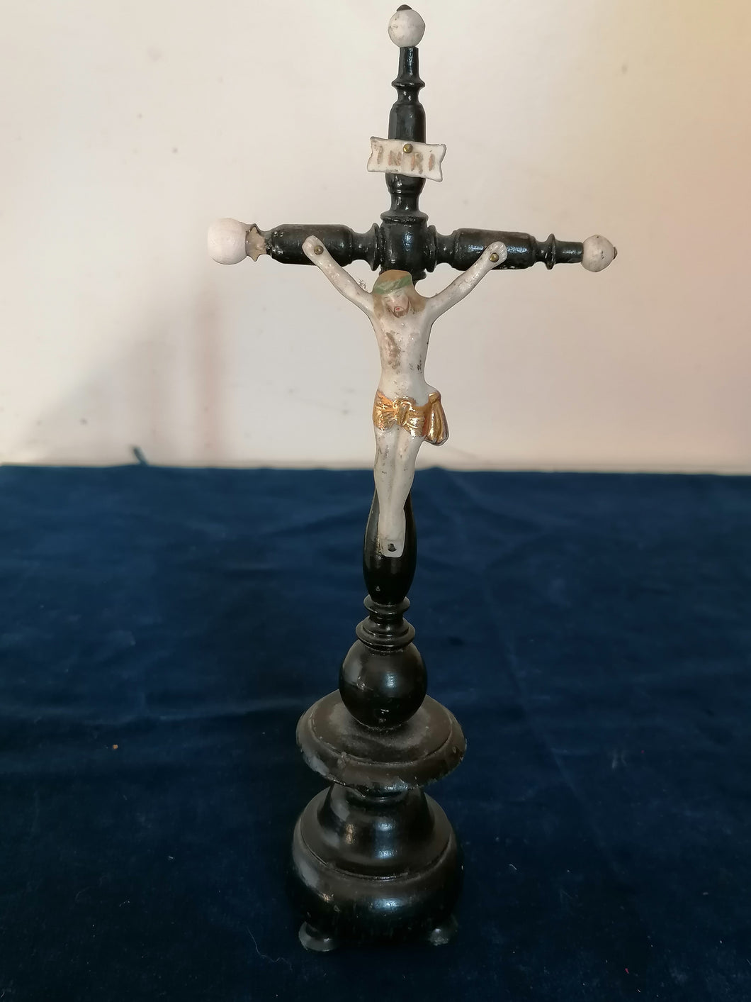 Crucifix en porcelaine et bois peint vers 1900