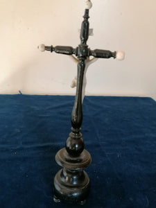 Crucifix en porcelaine et bois peint vers 1900